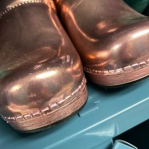 Dansko professional Rose Chrome Metallic size 36. Worn once.